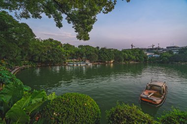 Guilin 'deki Shan Gölü' nde küçük tahta bir tekne.