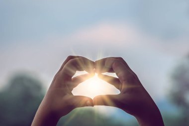 Kadınların elleri alacakaranlıkta gün ışığına çıkıyor.