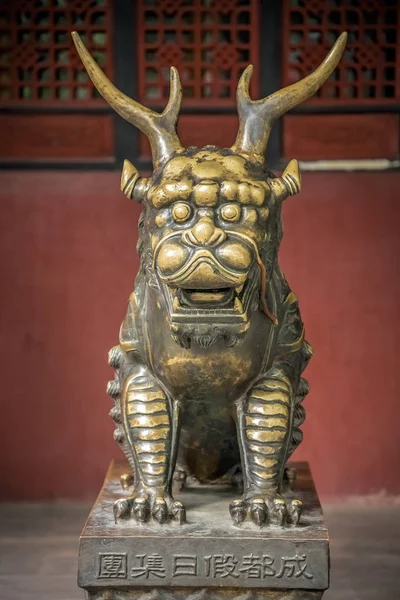 Статуя мистического китайского льва-хранителя — стоковое фото
