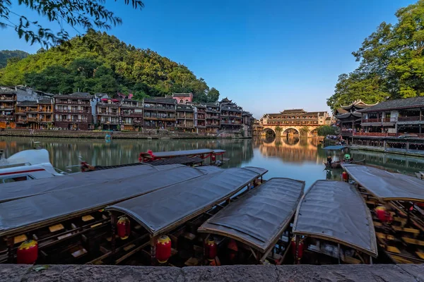 Old historic wooden tourist boats in Fenghuang — Stock Photo, Image