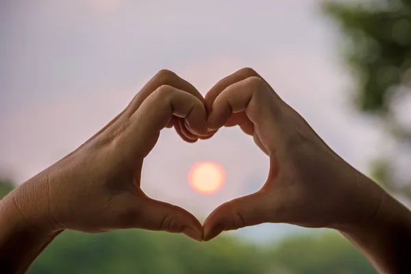 Le mani delle donne che prendono il sole — Foto Stock