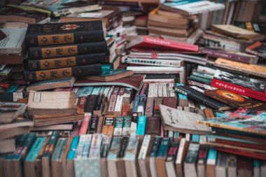 Çin 'de bir sokak pazarında satılık kitaplar.