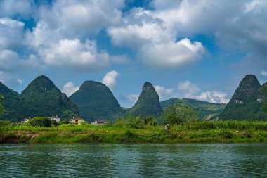 Çin 'in Yangshuo şehrindeki Yulong Nehri boyunca güzel bir manzara.
