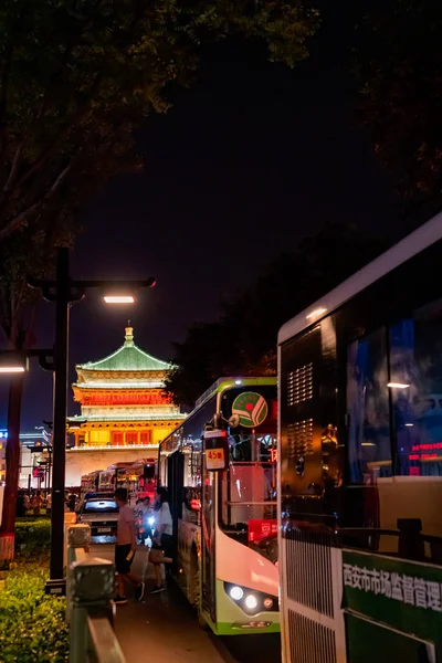 Autobus publiczny przed Drum Tower w Xian — Zdjęcie stockowe