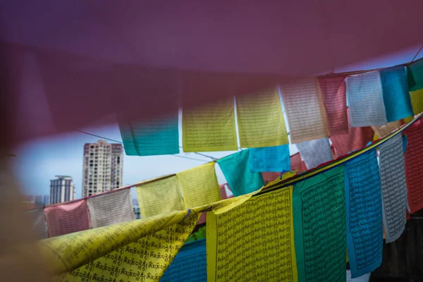 Buddhistische Gebetsfahnen flattern im Wind — Stockfoto