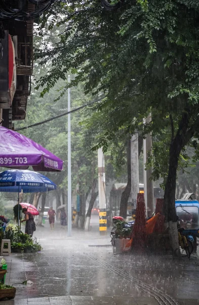 Lluvia monzónica tropical en Chengdu — Foto de Stock