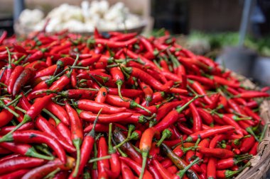 Kırmızı biberler indirimde hasır bir kase