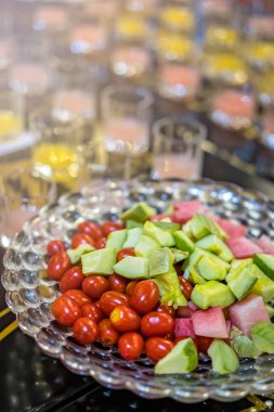 Acımasızlar ve kokteyller masada.