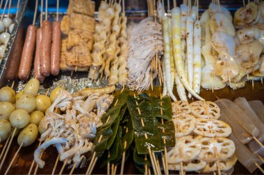 Çin pazarında çubuklarda fast food.