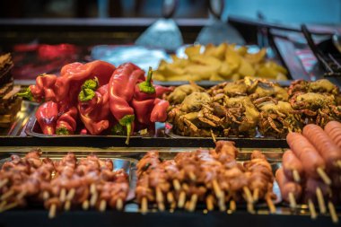 Çubuklardaki sıcak büfe malzemeleri.