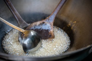 Metal bir tavada kızgın yağ