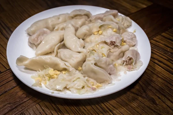 Plate full of freshly cooked chinese dumplings — Stock Photo, Image