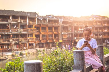 Fenghuang 'da mesajlaşan genç kız.