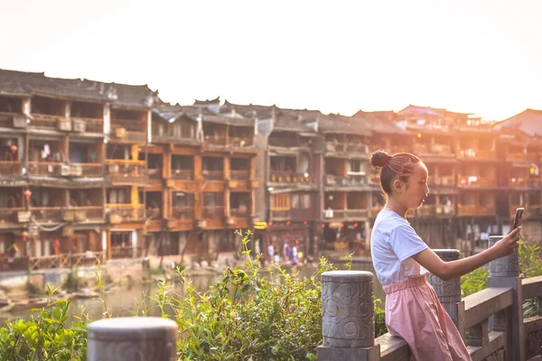 Молода дівчина робить самовіддану фотографію у Фенгуангу. — стокове фото