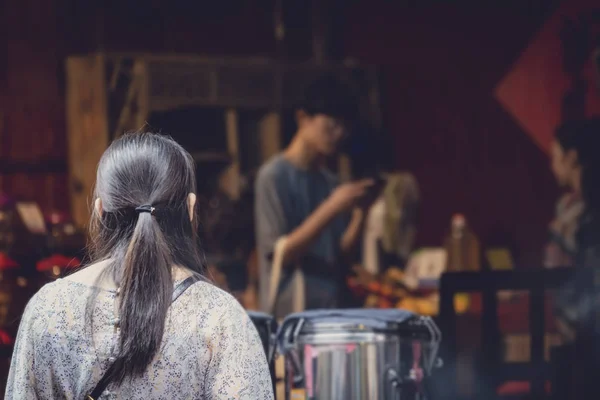 中国女人在等食物 — 图库照片