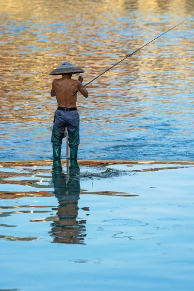 Hombre la captura de peces en Fenghuang —  Fotos de Stock