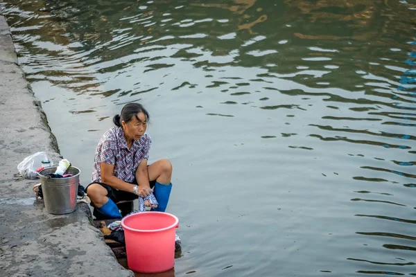 Oude vrouw doet was in Fenghuang — Stockfoto