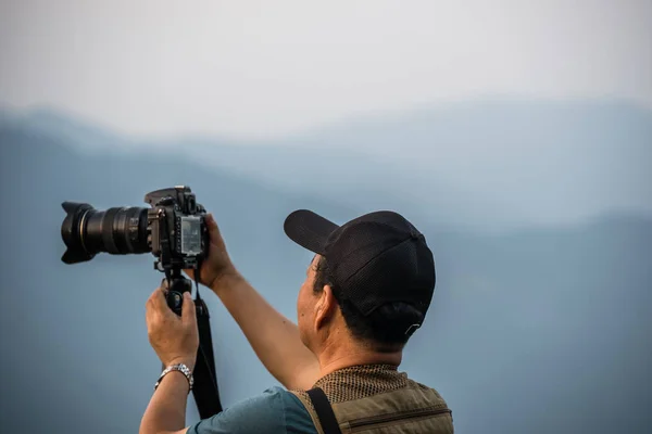 Professionell fotograf väntar på perfekt ljus — Stockfoto