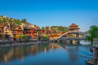Feng Huang 'daki Tuo Jiang nehri üzerindeki taş köprü.