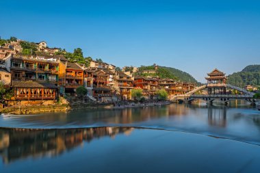 Feng Huang 'daki Tuo Jiang nehri üzerindeki taş köprü.