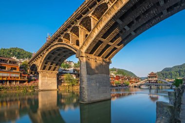 Feng Huang 'daki Tuo Jiang nehri üzerindeki yol köprüsü.