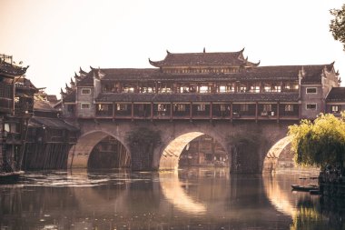 Feng 'deki kemerli köprü Eski Şehir' e sarıldı