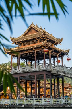 Feng Huang 'daki Tuo Jiang nehri üzerindeki taş köprünün üstünde.