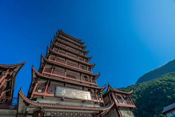 Pagoda en la entrada de Wulingyuan al parque nacional Zhangjiajie — Foto de Stock