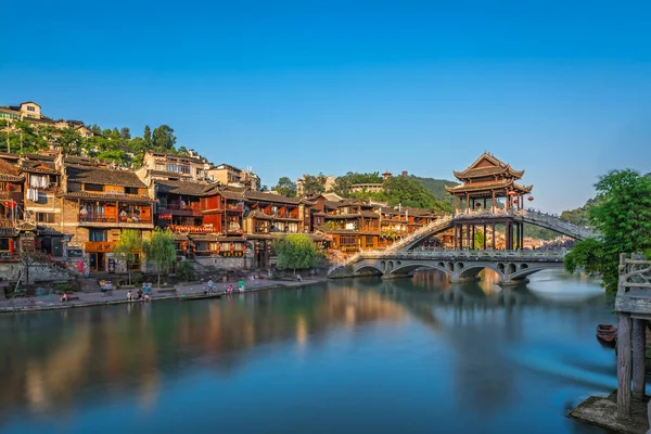 Кам'яний міст через річку Туо Цзян у Фен Хуанг. — стокове фото
