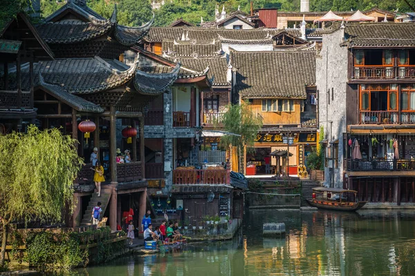 Old historic wooden Diaojiao houses in Fenghuang — Stock Photo, Image