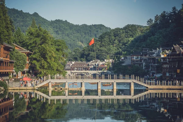 Čínská vlajka přes most ve Feng Huang — Stock fotografie