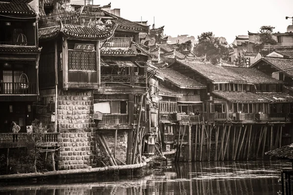 Fenghuang 'daki eski tahta Diaojiao evleri — Stok fotoğraf