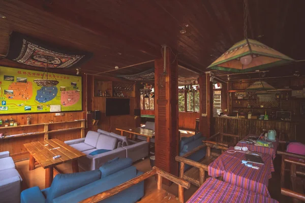 Intérieur de l'auberge de routard en bois en Chine — Photo