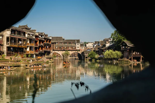 Toeristen in oude houten boot in Fenghuang — Stockfoto