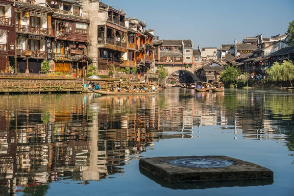 Daily life in historic Fenghuang — Stock Photo, Image