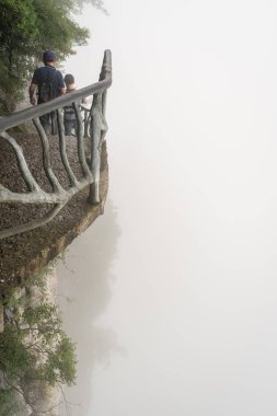 Gökyüzünde yürüyen turistler