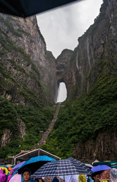 Massive tourist crowds at the foot of Tianmen Mountain — Stock Photo, Image