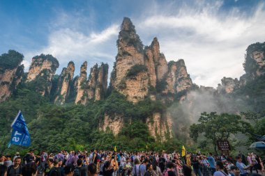 Zhangjiajie Ulusal Parkı 'nda büyük bir turist kalabalığı var.