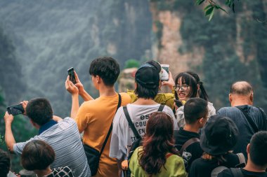 Zhangjiajie Tianzi 'deki turistler gözcülük yapıyor