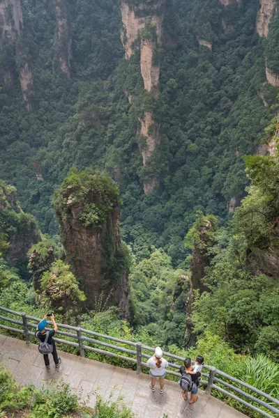 Turister i Zhangjiajie Förtrollande terrass utkik — Stockfoto