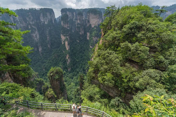 Turister i Zhangjiajie Förtrollande terrass utkik — Stockfoto