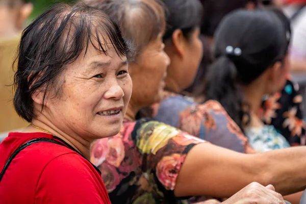 Chinese vrouw in de rij voor het Zhangjiajie Nationaal Park — Stockfoto