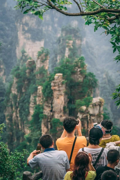 Turistas en Zhangjiajie Mirador de Tianzi — Foto de Stock
