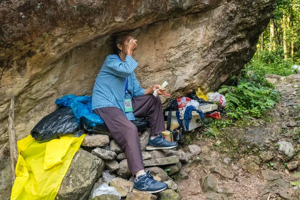 Pobre anciana en el Parque Nacional Zhangjiajie — Foto de Stock