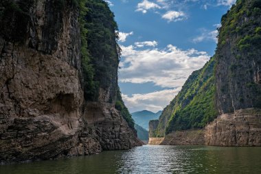 Shennong Xi deresinin derin kanyon duvarları