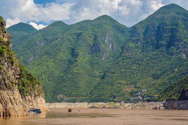 Yük ve yolcu gemileri Yangtze nehrinde.