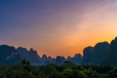 Akşam karanlığında Yangshuo manzara manzarası