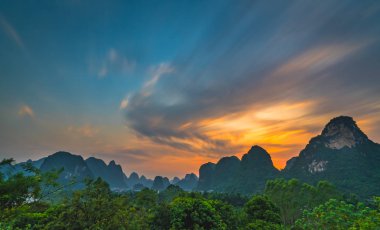 Akşam karanlığında Yangshuo manzara manzarası
