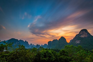 Akşam karanlığında Yangshuo manzara manzarası