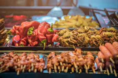 Çubuklardaki sıcak büfe malzemeleri.